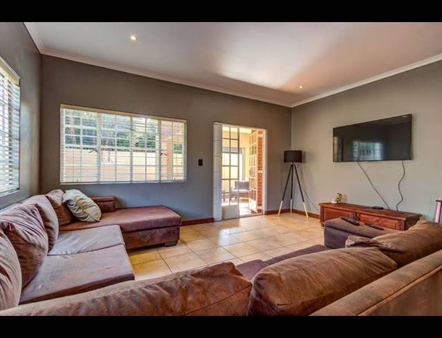 3 BEDROOM TOWNHOUSE FOR SALE IN FARRAR PARK